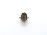 une bague en or avec une pierre noire au centre