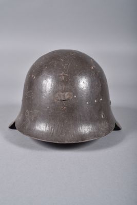 casque d'un soldat allemand de la Seconde Guerre mondiale sur fond blanc