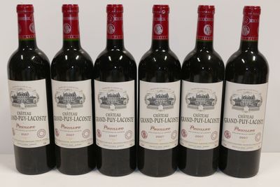 six bouteilles de vin rouge alignées
