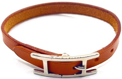 bracelet en cuir avec un fermoir en argent sur fond blanc