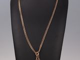 gros plan d'un mannequin portant un collier
