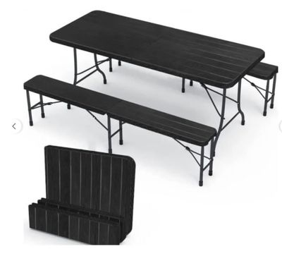 une table de pique-nique noire avec deux bancs et une chaise