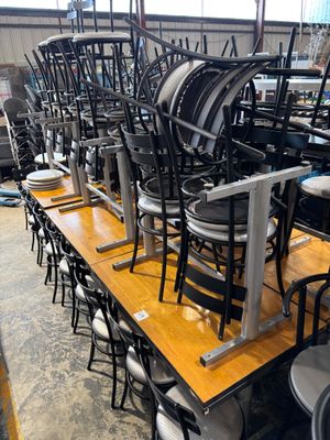 Lot d'environs 74 chaises, 12 tables rectangulaires, 15 tables carrées - Photo 1