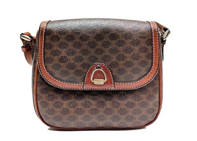 un sac à main marron et noir muni d'une poignée marron
