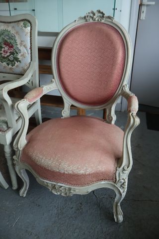 Fauteuil de style Napoléon III à dossier médaillon, rechampi blan...