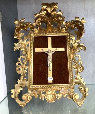 un cadre doré orné d'un crucifix