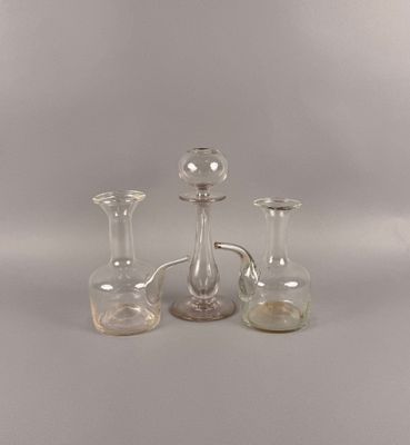 trois vases en verre et une carafe posés sur une table