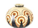 un vase orné d'un motif floral sur fond blanc