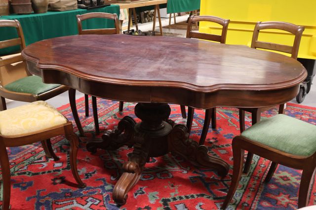 Table plateau violonné piètement centrale quadripode pieds griffe...