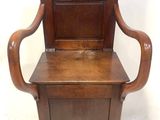 un petit banc en bois muni d'une assise en bois