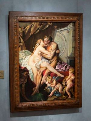 un tableau accroché au mur d'un musée, représentant un homme et une femme