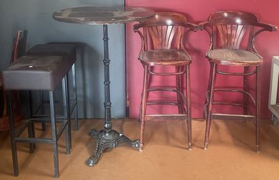 trois chaises et une table dans le coin d'une pièce