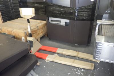 Les cartons et les palettes sont empilés sur une palette dans un entrepôt