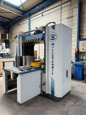 l'image d'une machine située à l'intérieur d'un bâtiment