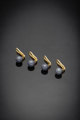 un lot de cinq boucles d'oreilles à clip en or et perles