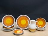 beaucoup d'assiettes et de tasses sur une table
