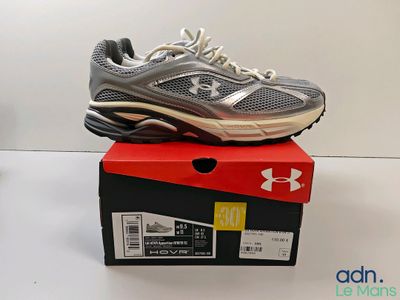 Les nouvelles chaussures Under Armour sont posées sur une boîte