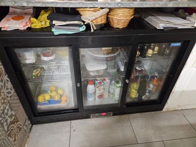 un réfrigérateur contenant beaucoup de nourriture