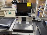 une photo représentant un ordinateur et une imprimante dans un magasin