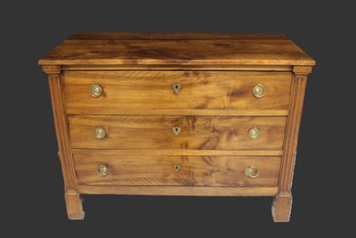 Commode en noyer ouvrant par 3 tiroirs, garniture de bronze,… - Photo 1