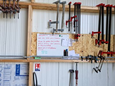 de nombreux outils accrochés au mur du garage