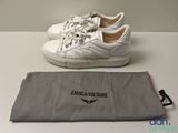 une paire de chaussures posée sur une table