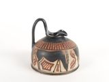 un vase noir et marron orné d'un cheval