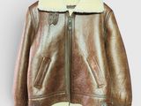 veste en cuir marron avec col et poignets en peau de mouton, suspendue à un cintre