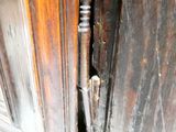 un gros plan sur la poignée d'une porte en bois