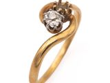 Gros plan sur une bague en or ornée d'un diamant