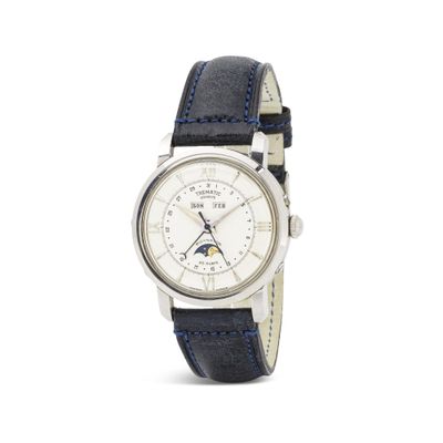 un gros plan d'une montre-bracelet avec une lune sur le cadran