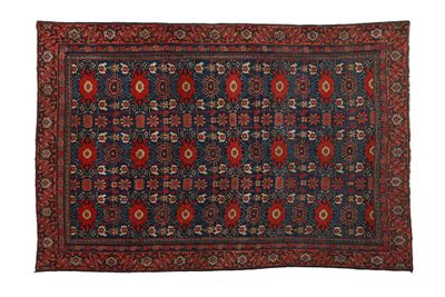 un tapis bleu et rouge à motifs de médaillons