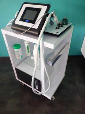 une machine posée sur une table