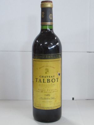 une bouteille de vin posée sur une table