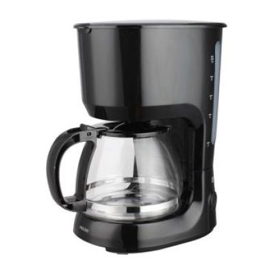 La cafetière est noire et est équipée d'une carafe en verre.