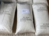 plusieurs sacs de riz posés les uns à côté des autres sur une table