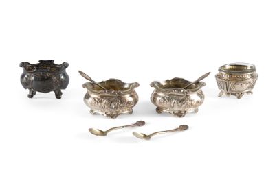 trois assiettes et cuillères en métal argenté, posées sur un fond blanc