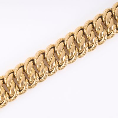 un bracelet en chaîne d'or à maillons torsadés