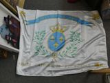une image représentant un drapeau blanc orné d'un blason bleu et or