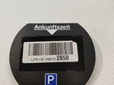 un bouton noir sur lequel figure un code-barres, posé sur une table