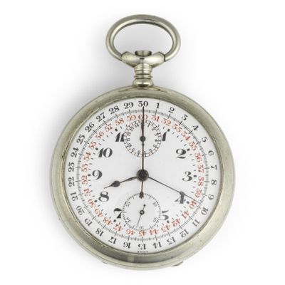 un gros plan d'une montre de poche en argent sur fond blanc