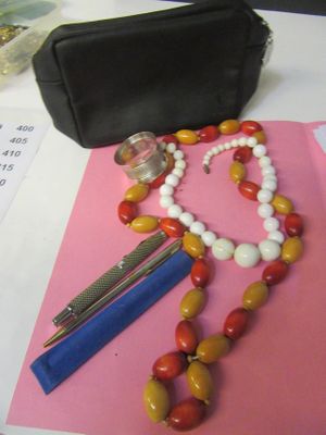 Lot DE Colliers Fantaisie, Rond DE Serviette, Stylos +…