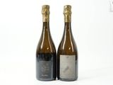 deux bouteilles de vin posées l'une à côté de l'autre sur une surface blanche