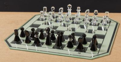 SWAROVSKI. Jeu d'échecs comprenant 32 pièces en cristal noir…