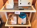 une photo d'un micro-ondes et d'un mixeur posés sur un chariot