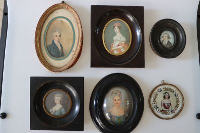 beaucoup de photos encadrées sur le mur de cette pièce