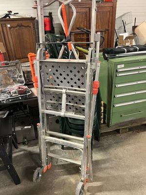 une photo d'un garage avec une échelle et d'autres outils