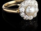 une bague ancienne ornée d'un bouquet de perles et de diamants