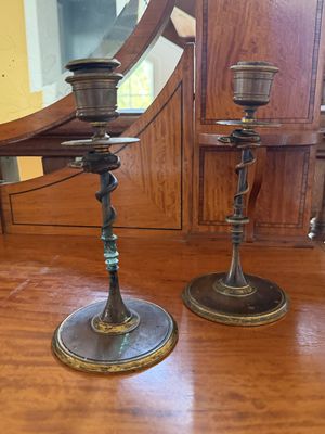 deux bougies posées sur une table en bois
