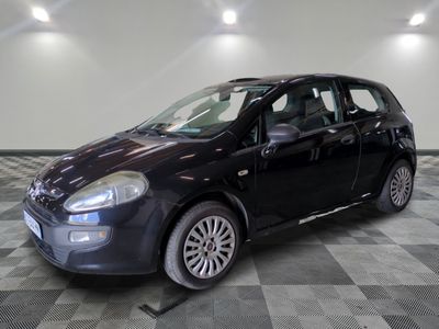 la photo d'une petite voiture noire sur un sol en damier